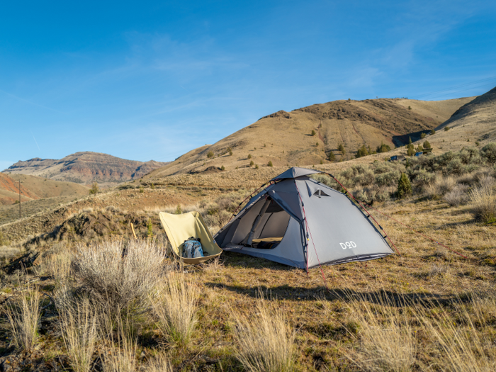 Gray Doo Tomo 1Pull Dome Tent with sleek design and mesh windows